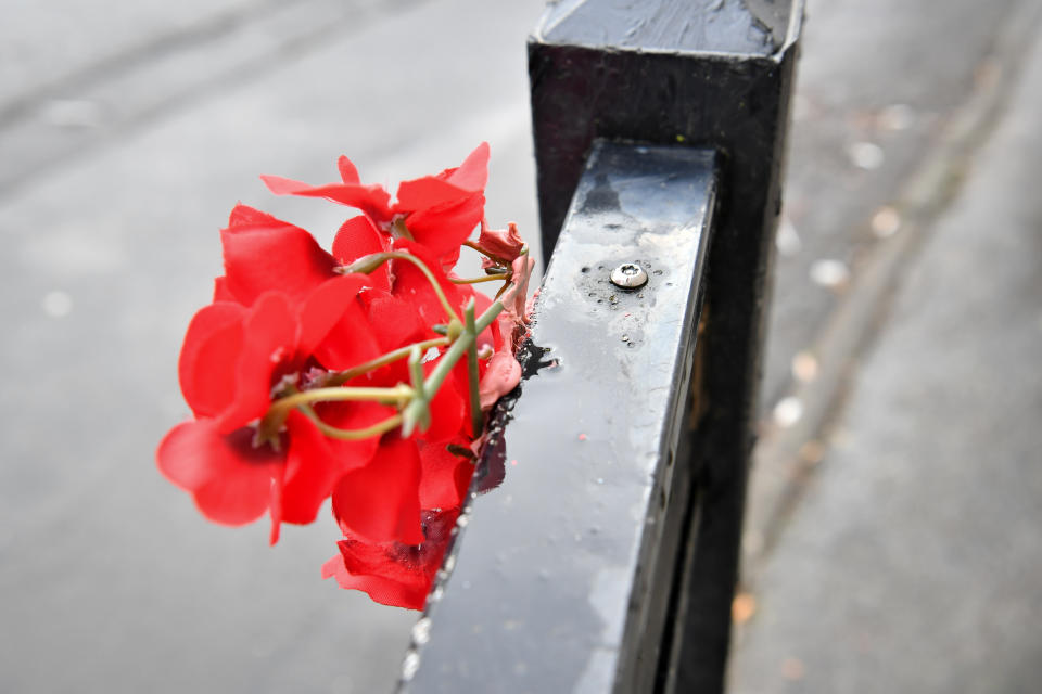 L'ultima creazione dello street artist britannico sulla facciata di un edificio a Bristol, sua città natale in Inghilterra: una bambina con una fionda di fronte a un’esplosione rossa, fatta di petali e fiori di plastica, forse il cuore infranto di Cupido. (Photo by Ben Birchall/PA Images via Getty Images)