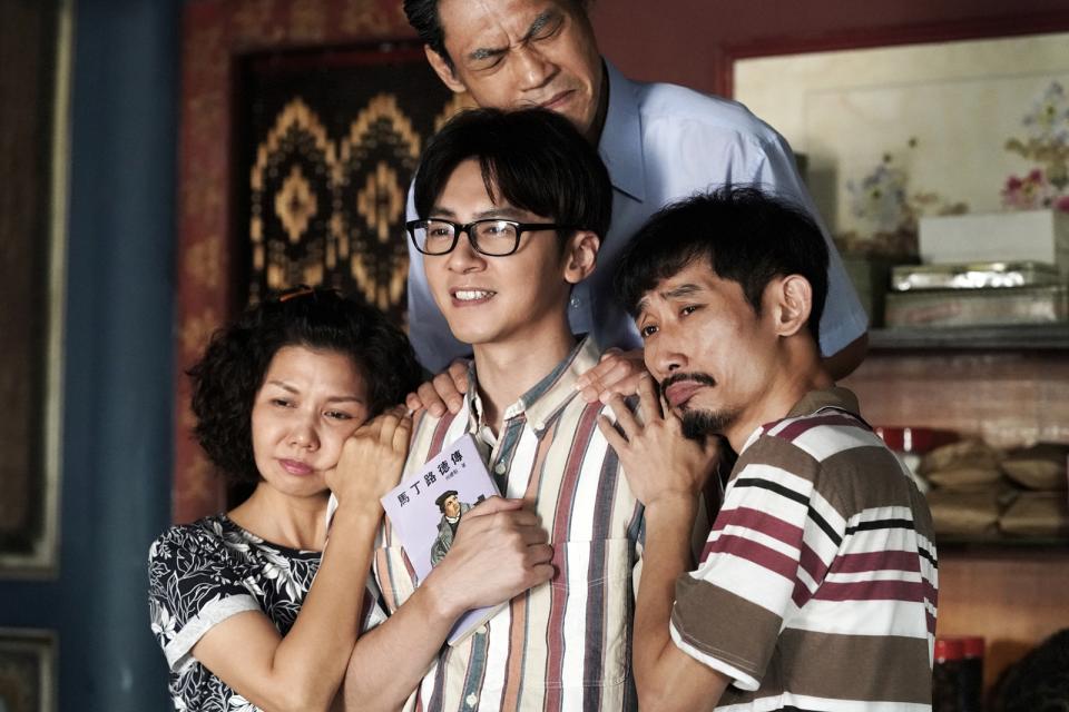 李國毅飾演帥氣何老師深受陳家人喜愛。（圖／華視、CATCHPLAY提供）