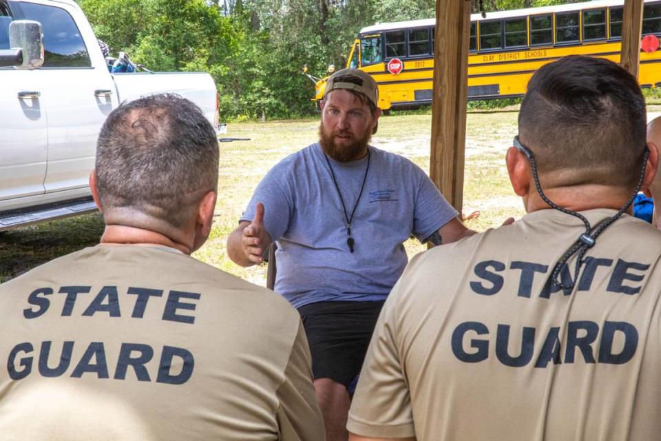 Reclutas de la Guardia Estatal de la Florida recibieron instrucción de habilidades acuáticas por parte de soldados de la Guardia Nacional de la Florida y contratistas civiles para en un ejercicio de capacitación de supervivencia acuática en Camp Blanding, Florida, el 14 de junio de 2023. . Sargento Marc Morgenstern, Ejército de Estados Unidos.