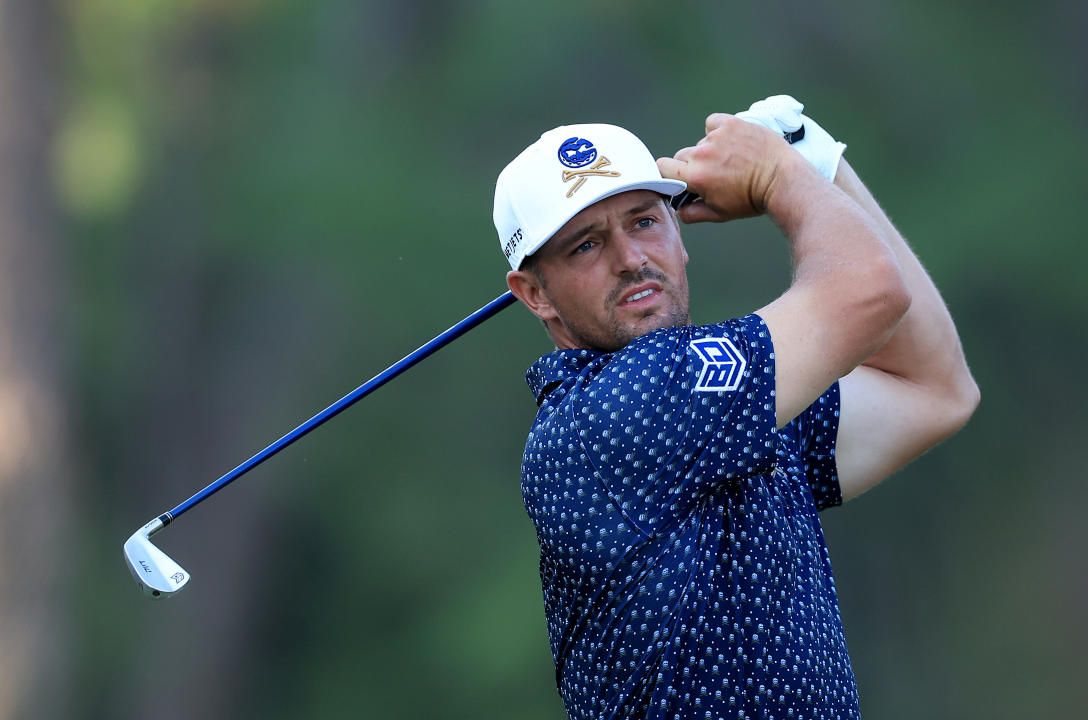 PINHURST, CAROLINA DO NORTE - 13 DE JUNHO: Bryson DeChambeau dos Estados Unidos dá sua tacada no buraco 7 durante a primeira rodada do Aberto dos Estados Unidos de 2024 no campo nº 2 no Pinehurst Resort em 13 de junho de 2024 em Pinehurst, Carolina do Norte.  (Foto de David Cannon/Getty Images)