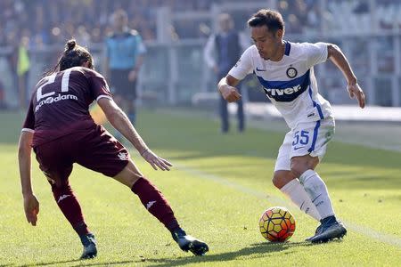 Inter Milan's Yuto Nagatomo (R) is challenged by Torino's Gaston Silva during their Serie A soccer match at the Olympic stadium in Turin, Italy, November 8, 2015. REUTERS/Giampiero Sposito