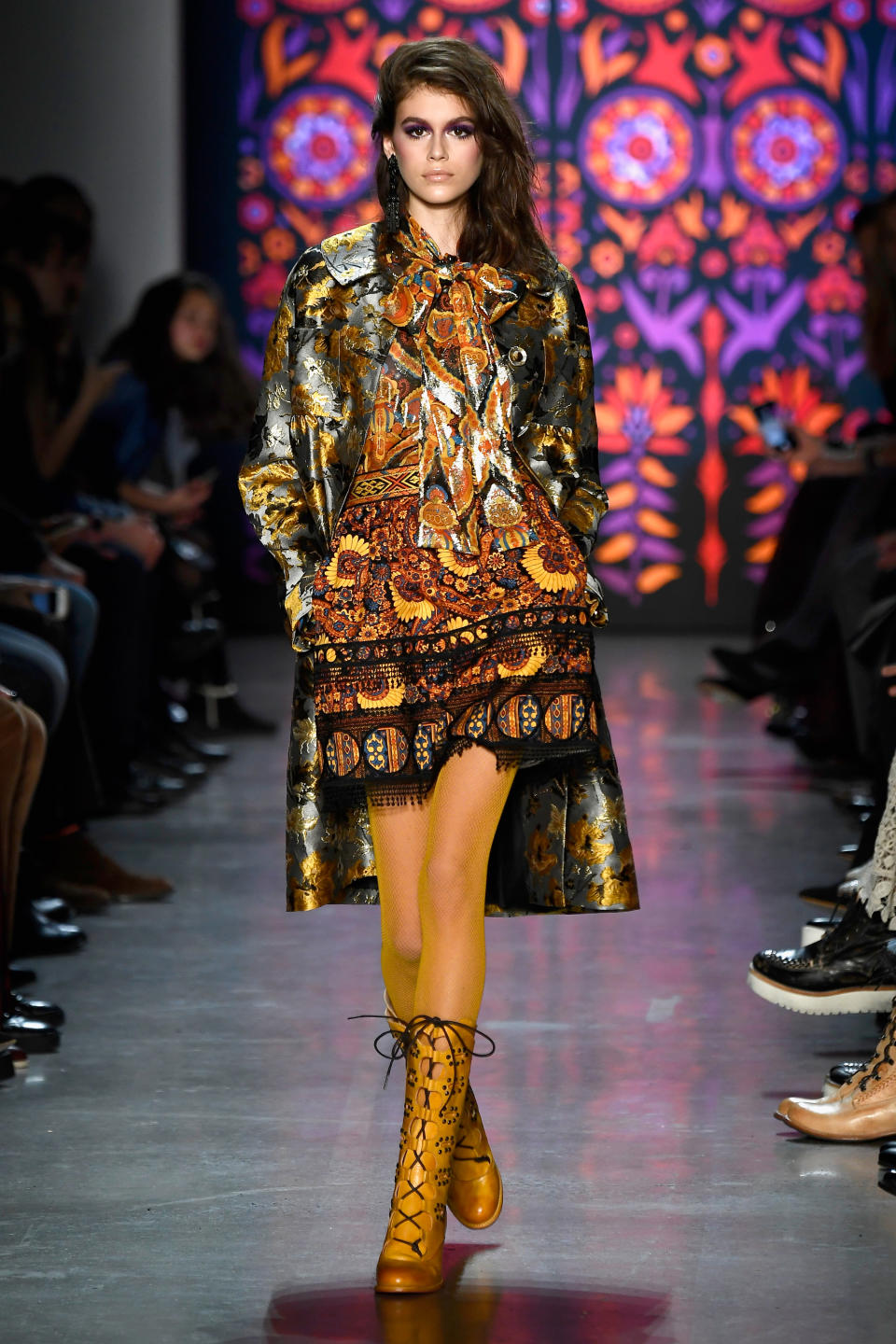 Kaia Gerber im gelben Ensemble der Designerin Anna Sui. (Bild: Getty Images)