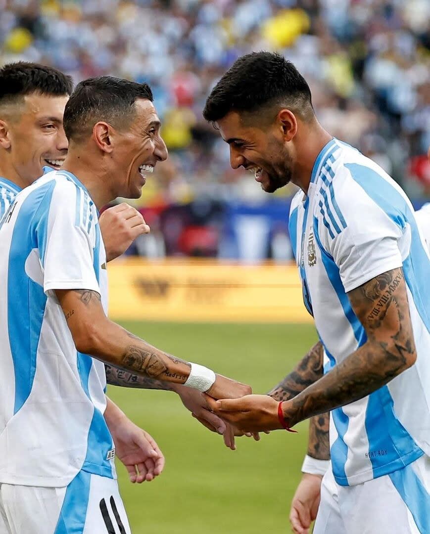 Cuti Romero y Ángel Di María sonríen tras el gol a Ecuador