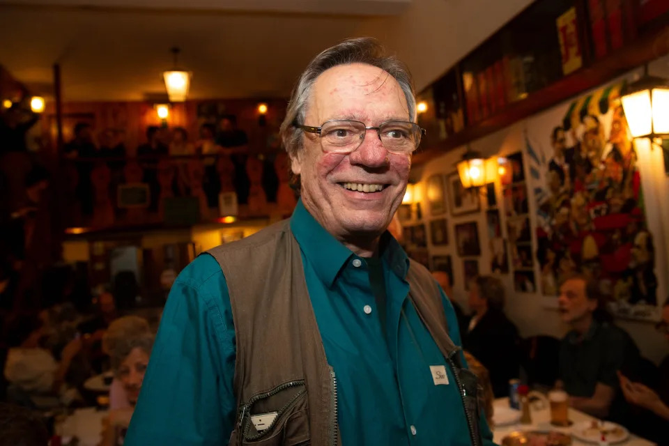 **ARQUIVO** SÃO PAULO, SP, BRASIL, 12.11.18 - Paulo Caruso. Festa de 50 anos do Bar do Alemao, onde acontece uma homenagem ao musico, compositor e poeta carioca Paulo Cesar Pinheiro e show de Eduardo Gudin.(Foto: Marcus Leoni/Folhapress)