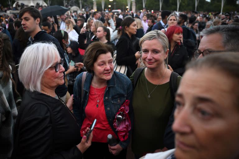 Tristeza y congoja frente al Palacio de Buckingham. (Photo by Daniel LEAL / AFP)