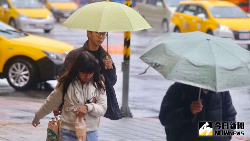 ▲中央氣象局指出，今（30）日受到東北季風增強影響，水氣增多、溫度下降；北臺灣轉為陰短暫雨的天氣，其中基隆北海岸及東北部雨勢較大、降雨也較持續，氣象局針對這兩地區，發布豪雨特報，民眾須特別留意。（圖／NOWnews資料照）