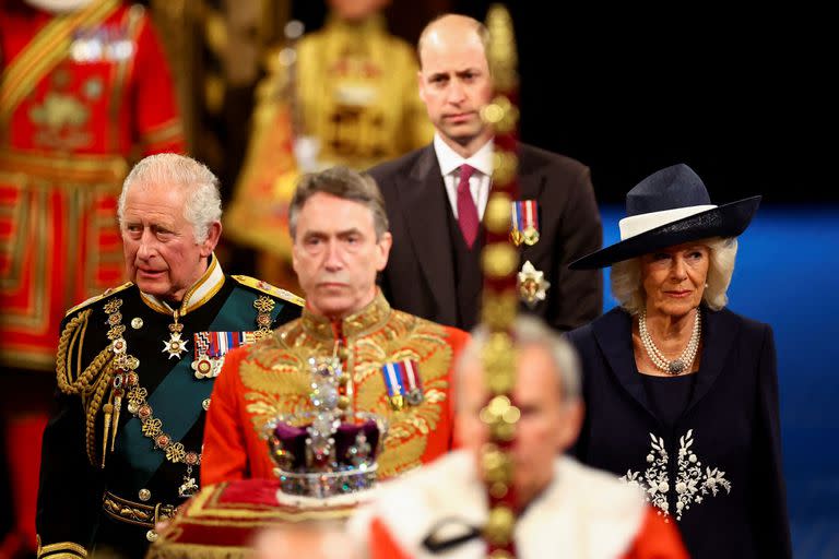 El Pr&#xed;ncipe Carlos de Inglaterra, Camilla, Duquesa de Cornualles y el Pr&#xed;ncipe Guillermo, Duque de Cambridge, pasan por la Galer&#xed;a Real durante la Apertura de Estado del Parlamento, en Londres, el 10 de mayo de 2022. 