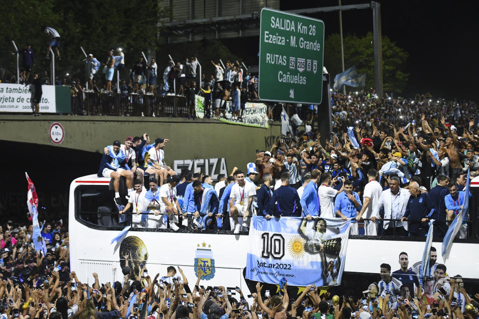 BUENOS AIRES, ARGENTINA - DECEMBER 20:  Players of Argentina celebrate with the fans during the arrival of the Argentina men's national football team after winning the FIFA World Cup Qatar 2022 on December 20, 2022 in Buenos Aires, Argentina. (Photo by Rodrigo Valle/Getty Images)