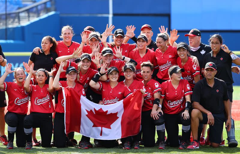 Sóftbol - Femenino - Final - Medalla de Bronce - México contra Canadá - Las jugadoras de Canadá celebran la victoria