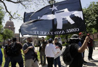 <p>A man holds a Come and Take It flag during a pro gun-rights rally at the state capitol, Saturday, April 14, 2018, in Austin, Texas. (Photo: Eric Gay/AP) </p>