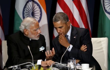 U.S. President Barack Obama (R) meets with Indian Prime Minister Narendra Modi at the climate change summit in Paris, November 30, 2015. REUTERS/Kevin Lamarque/File Photo