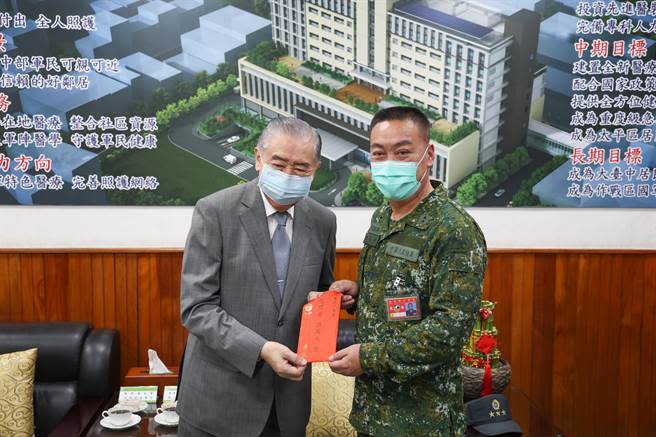 李棟樑董事長致贈慰問金，犒慰十軍團官兵辛勞，十軍團指揮官李兆明中將亦代表官兵表達謝意。軍聞社