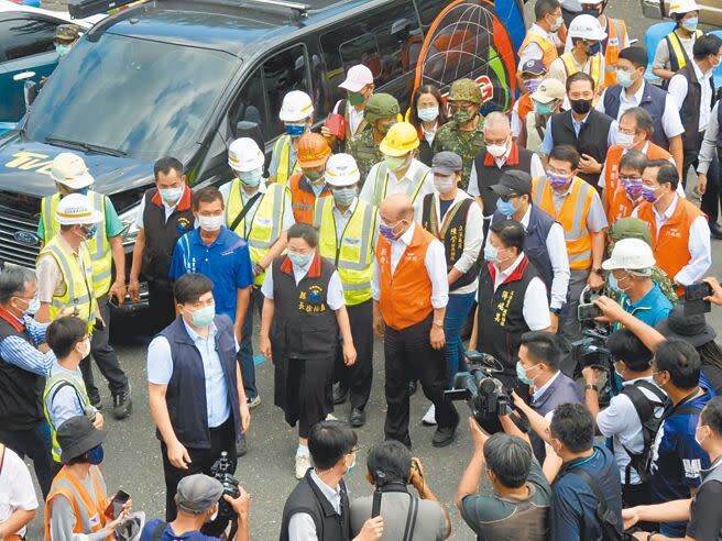 6.8強震侵襲花東，行政院長蘇貞昌19日前往花蓮勘災，由花蓮縣長徐榛蔚、立委傅崐萁陪同，並聽取災情簡報說明。（羅亦晽攝）