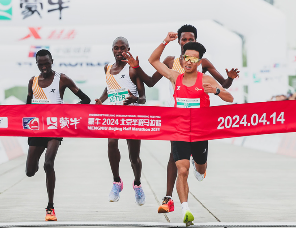 全國馬拉松紀錄保持者何杰上月參加在北京舉行的半馬比賽爆出造假醜聞，內媒報道，曾入圍全國五一勞動獎章擬表彰對象的何杰被取消獎章。