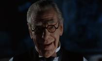 Michael Gough encarnó al mayordomo de Bruce Wayne, papel que repitió en 'Batman y Robin' (1997). Fue colaborador habitual de Tim Burton, actuando en 'Sleepy Hollow' (1999) y prestando su voz en 'La novia cadáver' (2005) y 'Alicia en el País de las Maravillas' (2010). Falleció en 2011 a los 94 años. (Foto: Warner Bros)