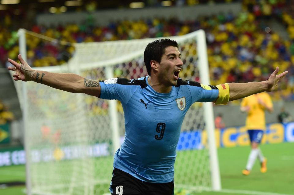 El delantero uruguayo Luis Suárez festeja un tanto ante Brasil, el 25 de marzo de 2016, en Recife (AFP | CHRISTOPHE SIMON)