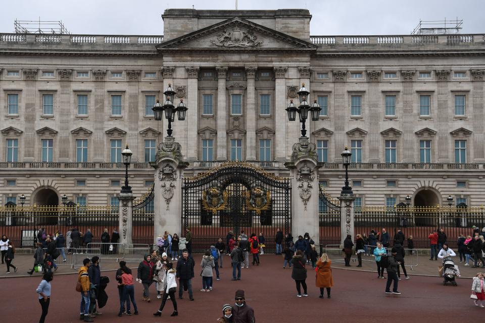 Pessoas se reúnem do lado de fora dos portões do Palácio de Buckingham, em Londres, em 20 de fevereiro de 2022 (Foto: DANIEL LEAL/AFP via Getty Images)