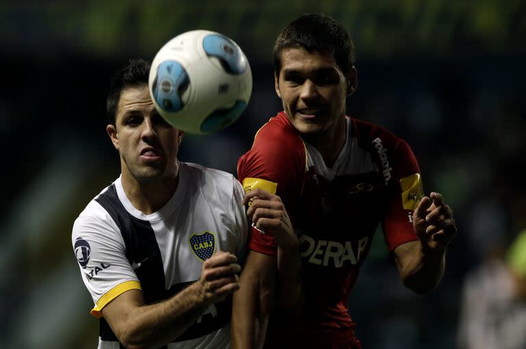  Nicolás Freire cuando jugaba en Argentinos Juniors, marcando a Juan Manuel Martínez, de Boca, en un duelo disputado en 2013