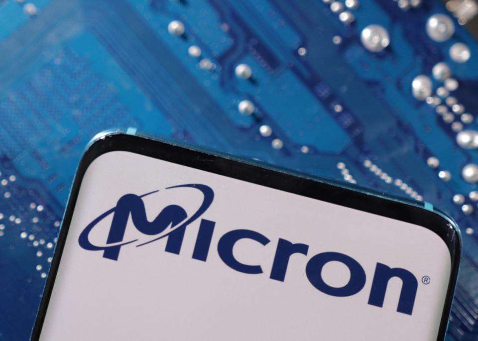 美光科技示意圖。路透社 A smartphone with a displayed Micron logo is placed on a computer motherboard in this illustration taken March 6, 2023. REUTERS