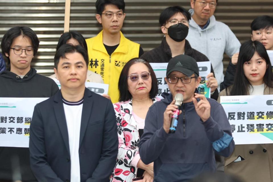 昨日以行人零死亡推動聯盟為首，號召近百人，在全國七縣市發起快閃抗議，提出5大訴求，要求立院退回草案。   圖；取自行人零死亡推動聯盟 TVZA臉書