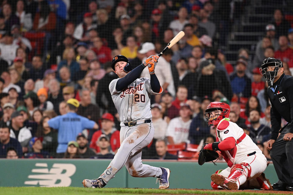 30 mai 2024 ;  Boston, Massachusetts, États-Unis ;  Spencer Torkelson (20), premier baseman des Detroit Tigers, frappe une balle fausse contre les Red Sox de Boston lors du septième repas à Fenway Park.  Crédit obligatoire : Eric Canha-USA TODAY Sports