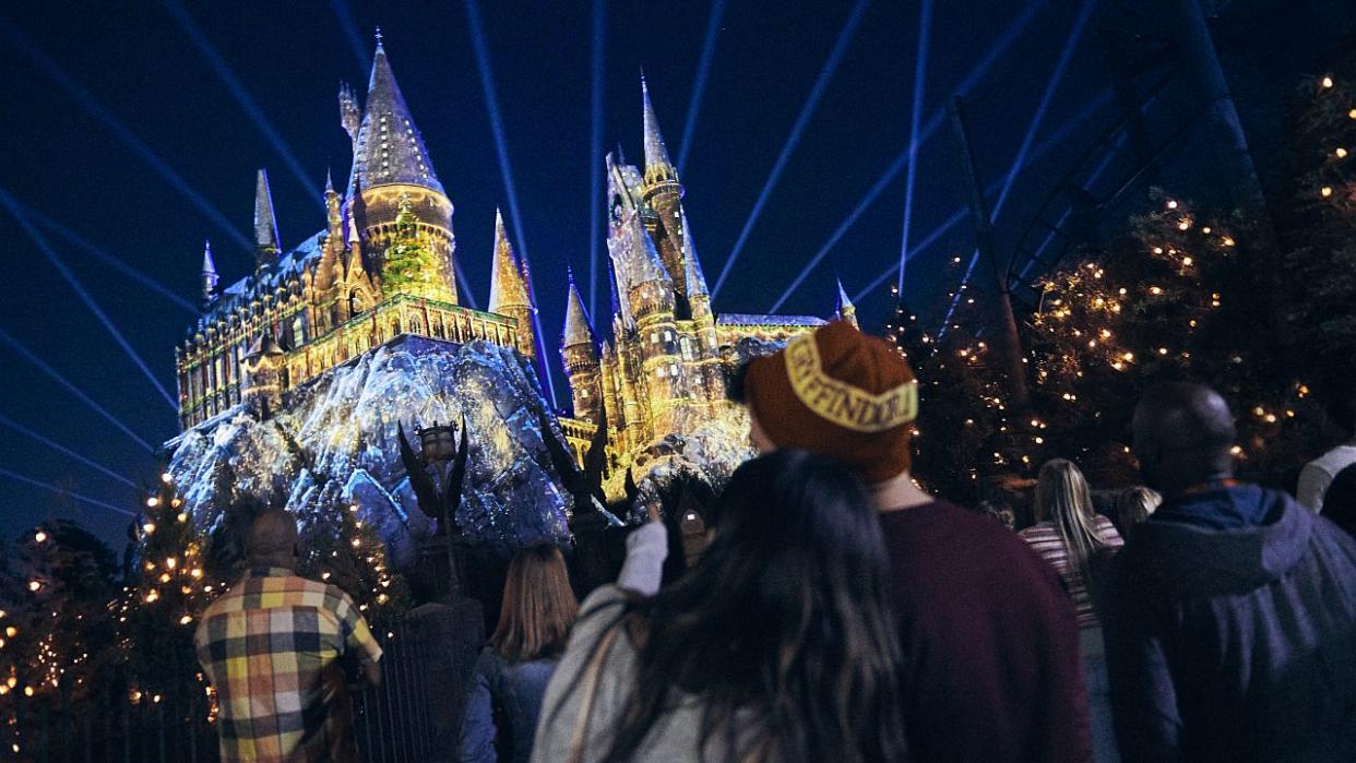  Hogwarts castle at Christmas at Wizarding World of Harry Potter. 
