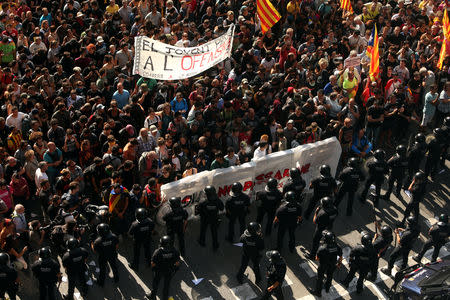 Catalan separatist protesters stand in front of Mossos d'Esquadra police officers before clashing during a protest against a demonstration in support of the Spanish police units who took part in the operation to prevent the independence referendum in Catalonia on October 1, 2017, in Barcelona, Spain, September 29, 2018. REUTERS/Jon Nazca