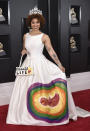 <p>Un año después de apoyar a Trump con su estilismo de los Grammys, Joy Villa decidió dibujar un feto en su vestido de Pronovias. ¡Sin comentarios! (Foto: AP). </p>