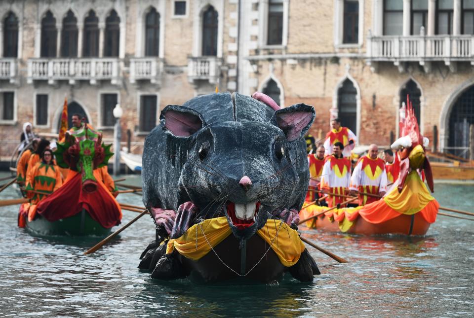 Lo spettacolo ha celebrato l'incontro tra 2 elementi, acqua e aria, con acrobati e giocolieri, mangiatori di fuoco e ballerine. Nel Rio di Cannaregio hanno sfilato una decina di imbarcazioni. Il suono degli archi ha accompagnato lo show. Un giocoliere ha maneggiato il fuoco, seguito dalle evoluzioni di un ballerino dentro una bolla. Poi le note di 'Sound of Silence' hanno accompagnato la coreografia di una danzatrice dentro una sfera trasparente mentre un acrobata, su un braccio meccanico, ha volteggiato sospeso nell'aria. (Photo by VINCENZO PINTO/AFP via Getty Images)