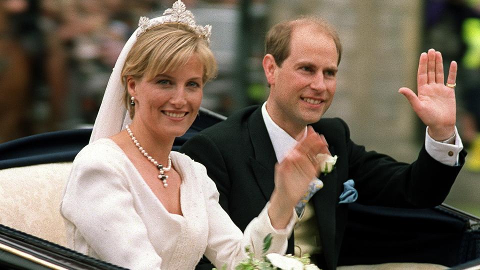 The newly-wed British royal couple Prince Edward (R) and Sophie Rhys-Jones greet wellwishers on their way from Windsor Castle