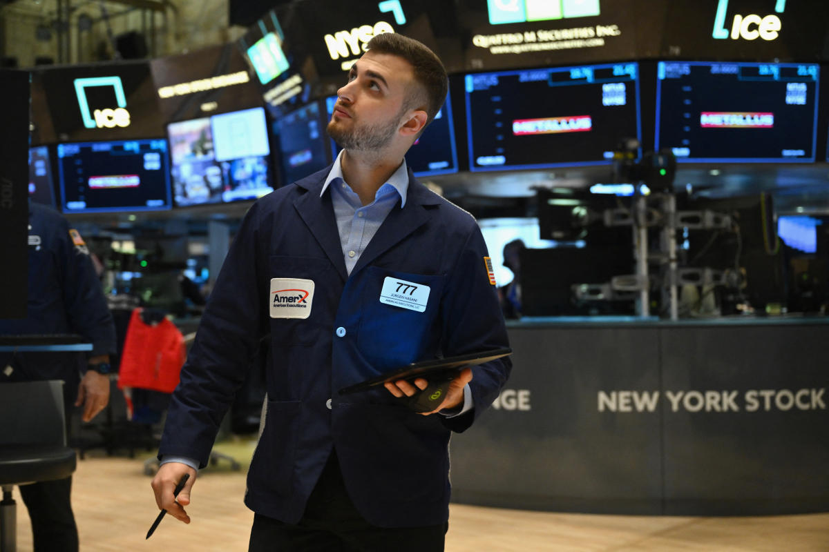 US stocks fall as doubts grow about technology and interest rate cuts