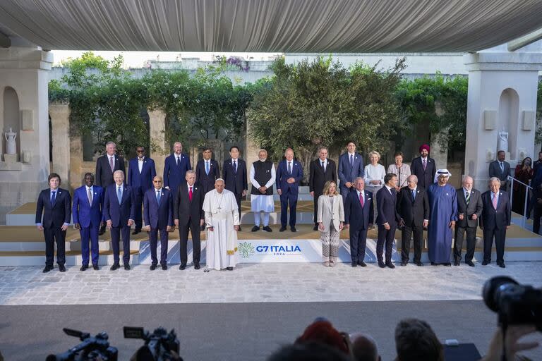 Milei y Scholz, en la foto de familia de la cumbre del G7