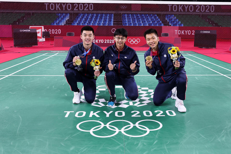 麟洋配與教練陳宏麟（圖中）。(Photo by Lintao Zhang/Getty Images)