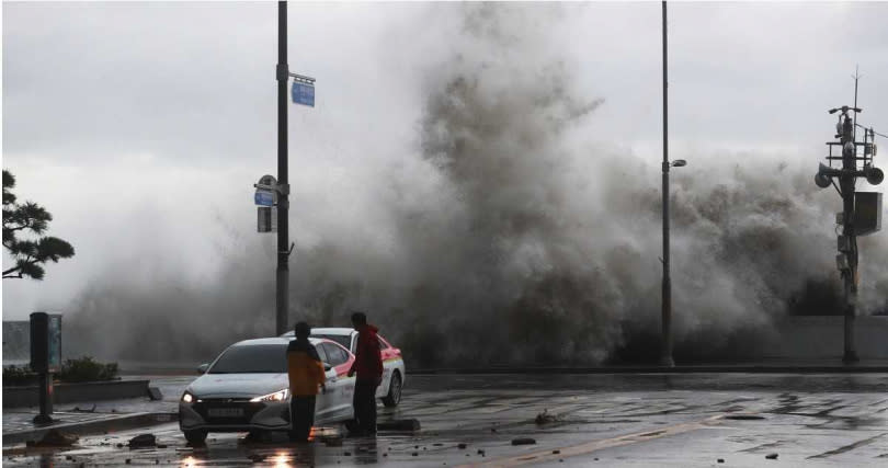 在颱風軒嵐諾侵襲下，慶尚北道浦項市6日拍攝到巨浪。（圖／達志／美聯社）