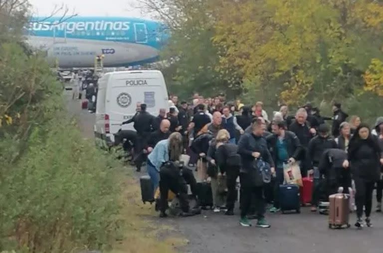 Pasajeros evacuan el avión de Aerolíneas