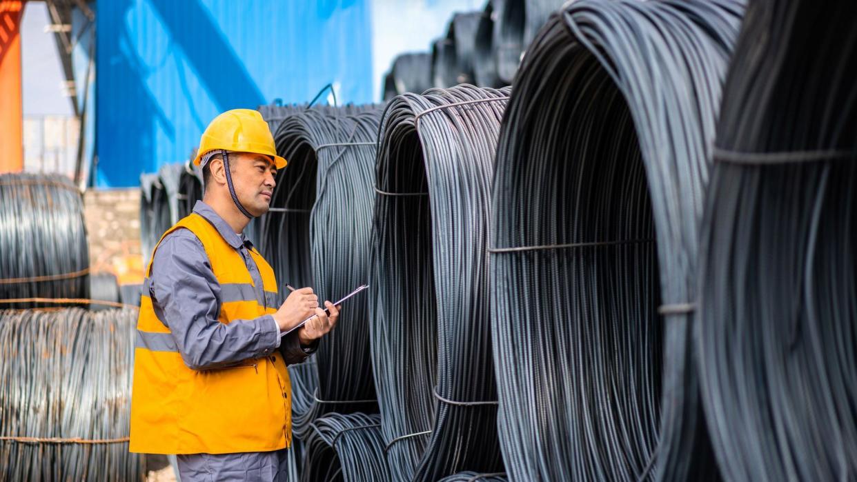 Un trabajador en una siderúrgica china