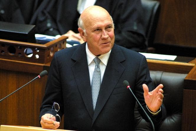 Frederik W. De Klerk au Parlement à Cape Town, le 10 mai 2004. ANNA ZIEMINSKI/AFP - ANNA ZIEMINSKI