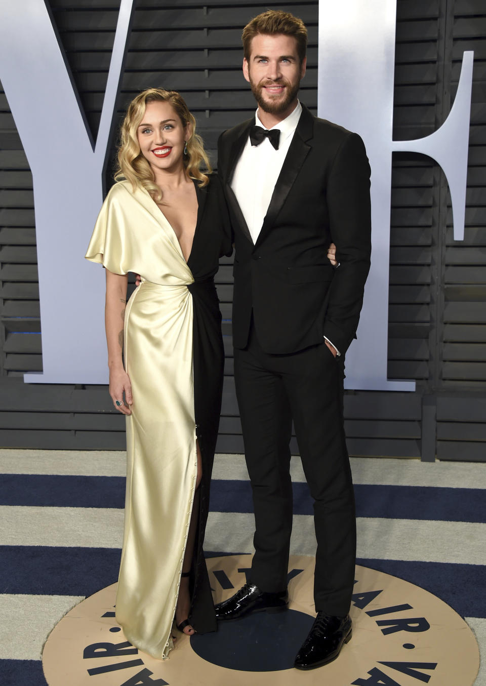 <p>Auch auf der zweiten Party ein Fashion-Traumpaar. Für die Vanity Fair-Party entschied sich Miley Cyrus ebenfalls für ein Two-Tone-Dress. Liam feierte in seinem Outfit munter weiter. (Bild: AP Images) </p>