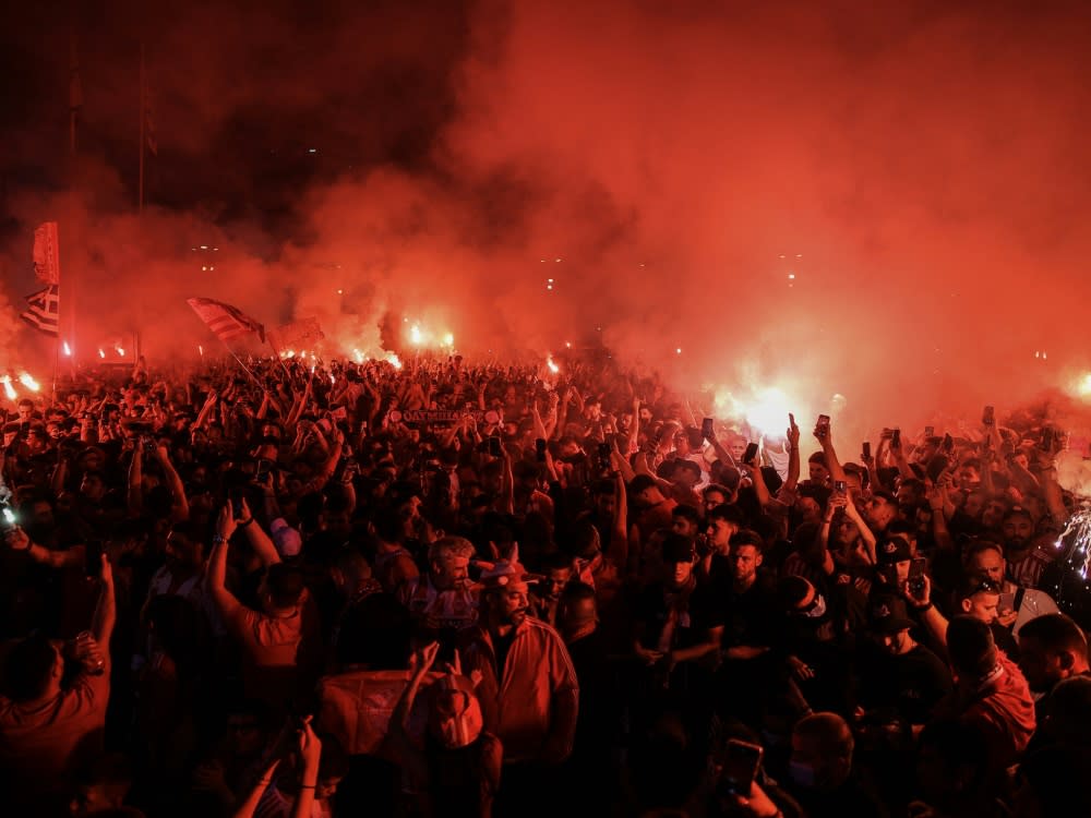 Fans von Piräus feiern auf den Straßen Athens ihren Sieg (ARIS OIKONOMOU)