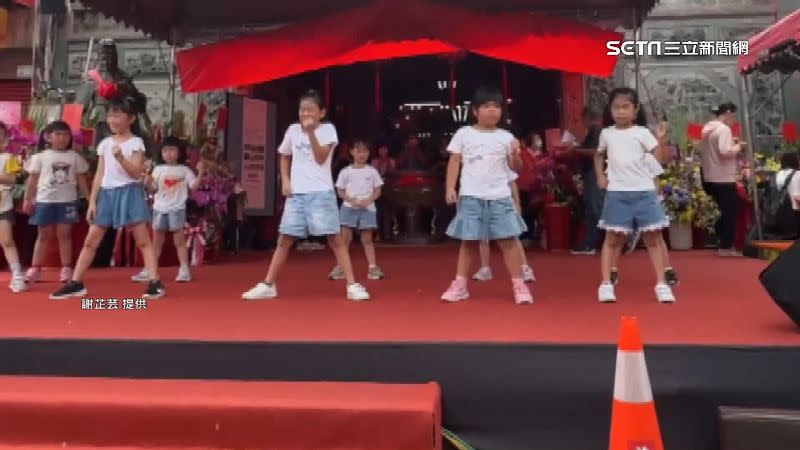 幼兒園學童跳舞時，背景韓團音樂突然被卡掉換成佛經，台上小朋友瞬間「石化」。（圖／謝芷芸提供）