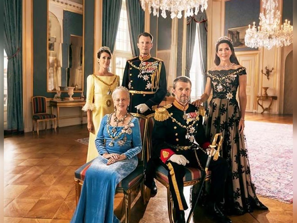 Königin Margrethe II. (sitzend) im Kreise der Familie. (Bild: Morten Abrahamsen/Kongehuset)