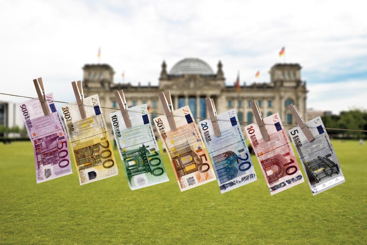 Neue Transparenzregeln verpflichten die Abgeordneten des Bundestages, ihre Nebeneinkünfte genau anzugeben. - Copyright: Creativ Studio Heinemann / Getty Images