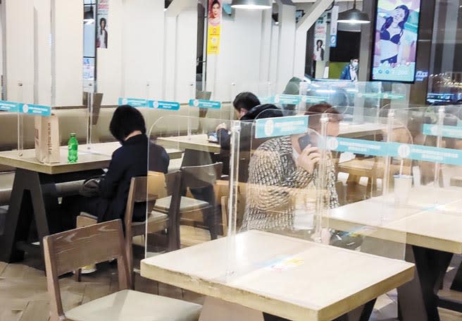 台灣新冠肺炎本土案例暴增，且大多數染疫的場所都指向餐廳內用。圖為美食街確實設置隔板，確保民眾用餐安全。	（羅永銘攝）