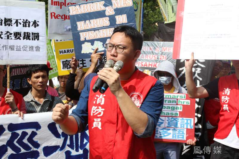 20180603-「只求發展拚經濟，耗損環境賠人命」敬鵬大火聯合遊行，消防員工作權益促進會秘書長朱智宇發言。（陳韡誌攝）