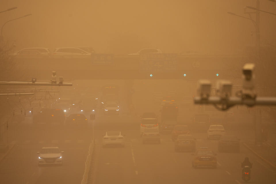 <p>La capitale cinese si è svegliata in una inquietante nebbia giallastra. E' il risultato dello smog e della più grande tempesta di sabbia - arrivata dalla Mongolia - che ha investito la metropoli in quasi un decennio. (AP Photo/Mark Schiefelbein)</p> 