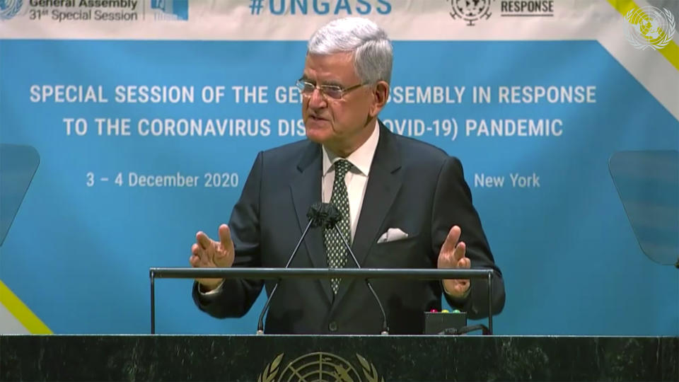 En esta imagen tomada de un video de UNTV, el presidente de la Asamblea General de las Naciones Unidas, Volkan Bozkir, habla en la sesión especial sobre COVID-19 y la manera de recuperarse de la pandemia, jueves 3 de diciembre de 2020. (UNTV via AP)