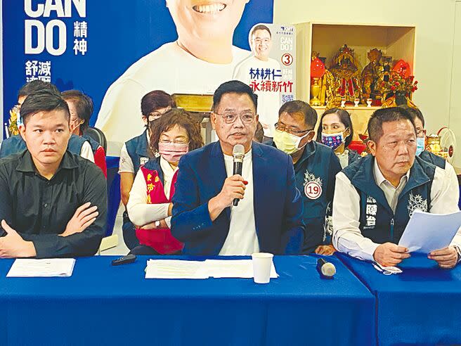 國民黨新竹市長候選人林耕仁（中）向高虹安提出包括是否任用男友擔任立院公費助理等4大質疑。（陳育賢攝）