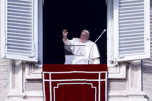 Pope Francis criticizes gender discrimination at work