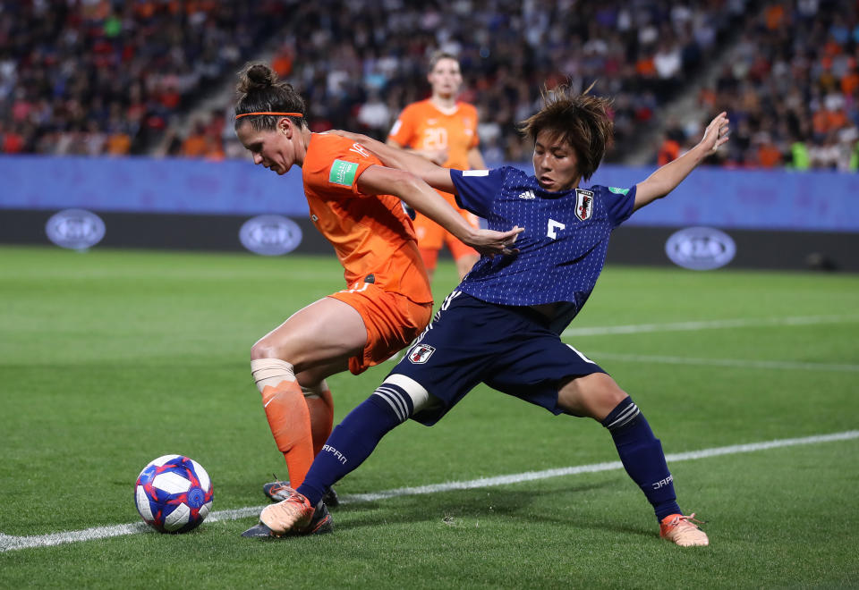 Merel Van Dongen of the Netherlands is challenged by Mana Iwabuchi of Japan during the 2019 FIFA Women's World Cup France Round Of 16 match between Netherlands and Japan at Roazhon Park on June 25, 2019 in Rennes, France. (Photo by Alex Grimm/Getty Images)