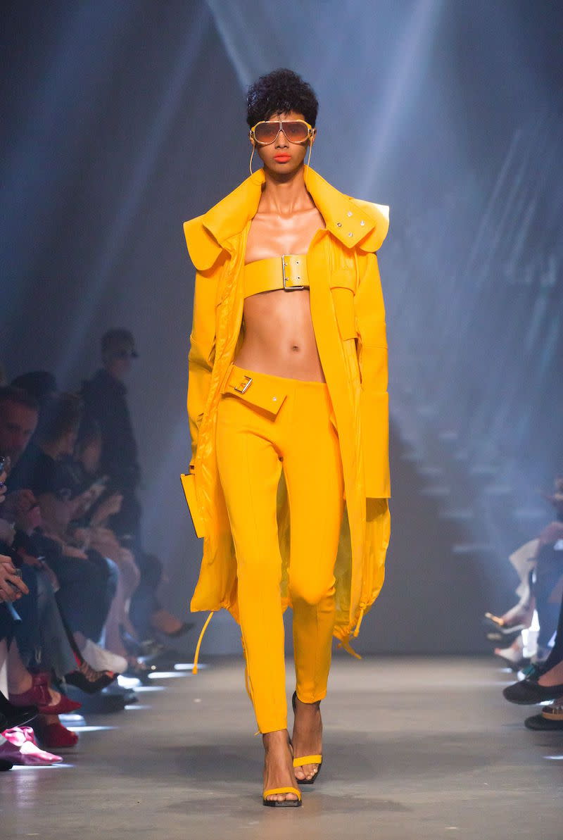 Bei der London Fashion Week für die Sommer-Saison 2017 setzte Designerin Donatella Versace einen neuen Trend. Der Gürtel-BH kommt! Ob der sexy Laufsteg-Look allerdings alltagstauglich wird, wagen wir zu bezweifeln. (Bild: Rex Features)